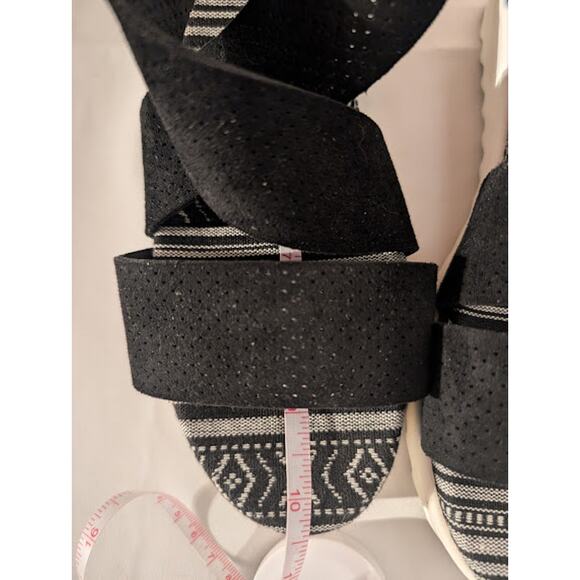 Very G Allie Platform Gladiator Sandals size 9.5 or 10, Black and White - Picture 8 of 9